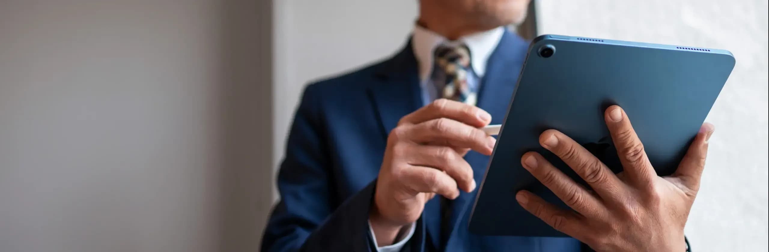 Person blickt auf Tablet